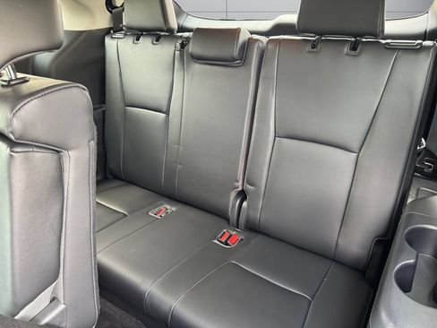 Used 2023 Toyota Highlander XLE AWD/4WD image 16