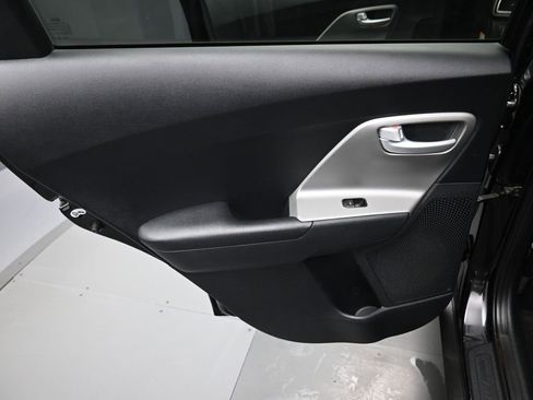 Used 2017 Kia Niro FE image 27