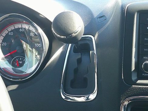 Used 2019 Dodge Grand Caravan SE image 12