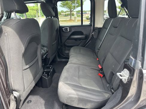 Used 2019 Jeep Wrangler Unlimited Sahara image 43