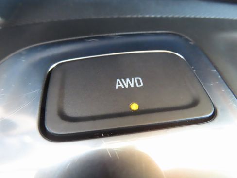 Used 2023 Chevrolet Equinox LT w/ Driver Convenience Package image 9