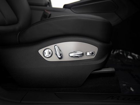 Certified 2026 Porsche Macan AWD/4WD image 36
