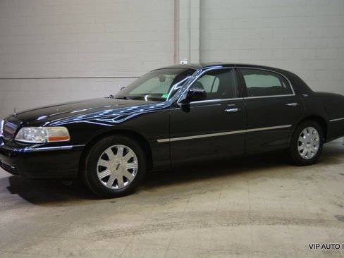 Used 2005 Lincoln Town Car Signature Limited image 30