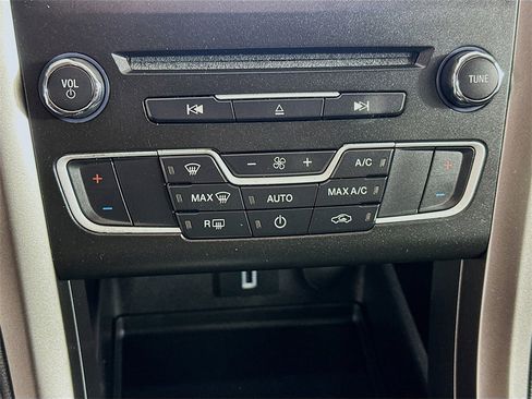 Used 2018 Ford Fusion SE w/ Fusion SE Technology Package image 15