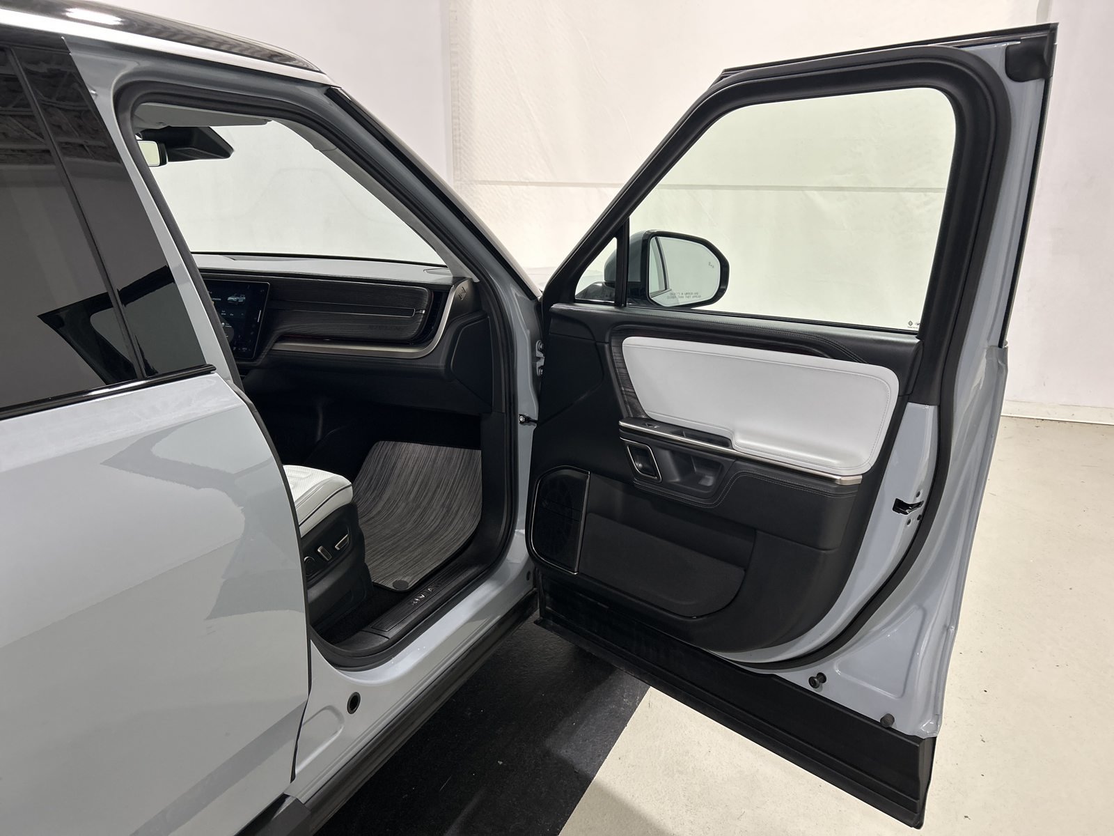 Used 2023 Rivian R1S Launch Edition Quad AWD/4WD image 18