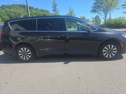 Used 2022 Chrysler Pacifica Touring-L FWD image 2
