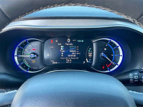 Certified 2024 Chrysler Pacifica Premium image 12