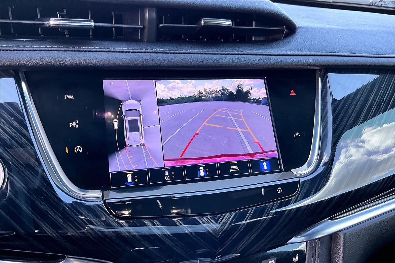 Used 2023 Cadillac XT6 Premium Luxury w/ Technology Package FWD image 27