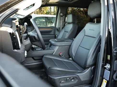 Used 2025 GMC Sierra 3500 Denali w/ Denali Reserve Package AWD/4WD image 8