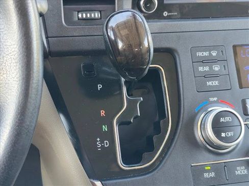 Used 2019 Toyota Sienna XLE Premium FWD image 12