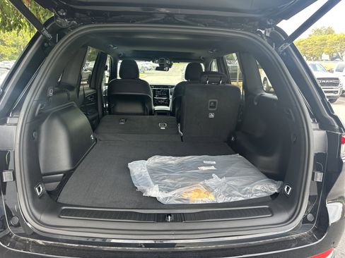 New 2025 Jeep Grand Cherokee Laredo X w/ Luxury Tech Group I image 5