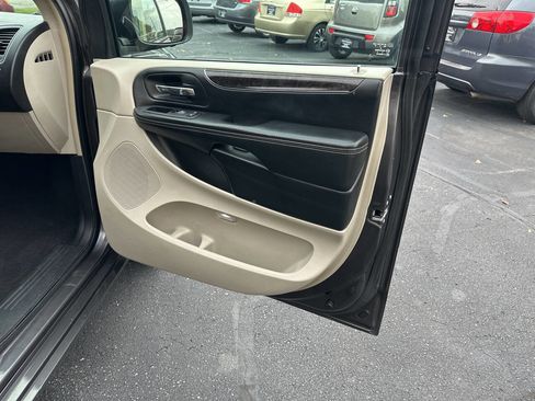 Used 2016 Chrysler Town & Country Touring w/ Driver Convenience Group image 12