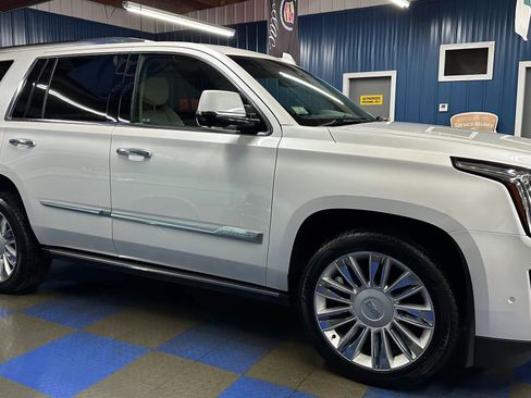 Used 2019 Cadillac Escalade Premium Luxury image 90