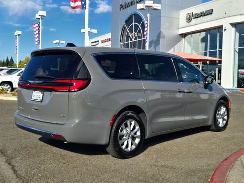 Certified 2025 Chrysler Pacifica Select AWD/4WD image 4