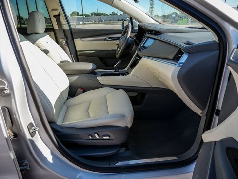 Used 2017 Cadillac XT5 Luxury w/ Driver Awareness Package FWD image 17