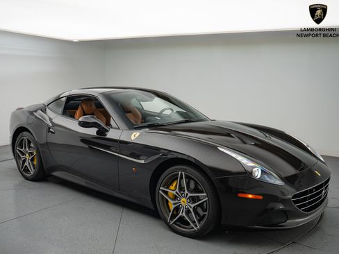 Used 2015 Ferrari California T image 17