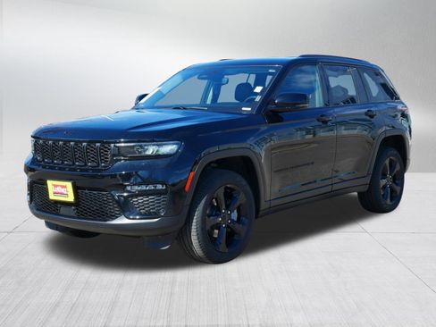 Used 2023 Jeep Grand Cherokee Limited w/ Black Appearance Package image 3