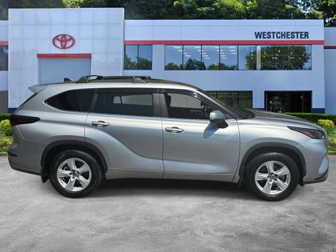 Used 2024 Toyota Highlander LE FWD image 7