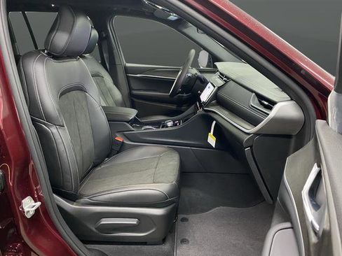 New 2026 Jeep Grand Cherokee Altitude AWD/4WD image 32