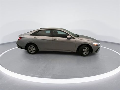 Used 2025 Hyundai Elantra SE w/ Cargo Package image 5