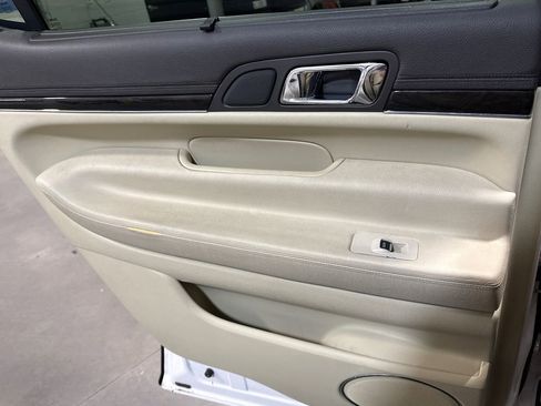 Used 2013 Lincoln MKT AWD image 12