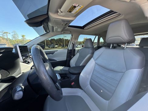 Used 2020 Toyota RAV4 XLE Premium image 28