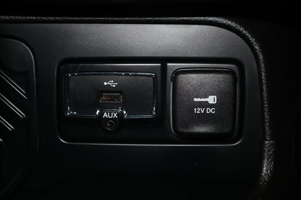 Used 2017 Jeep Renegade Limited FWD image 28