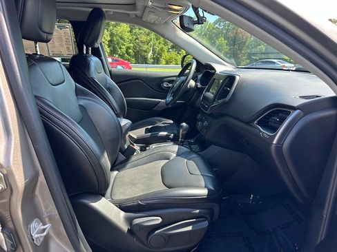 Used 2020 Jeep Cherokee Latitude Plus w/ Comfort/Convenience Group AWD/4WD image 17