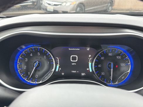 Used 2023 Chrysler Pacifica Touring-L FWD image 20