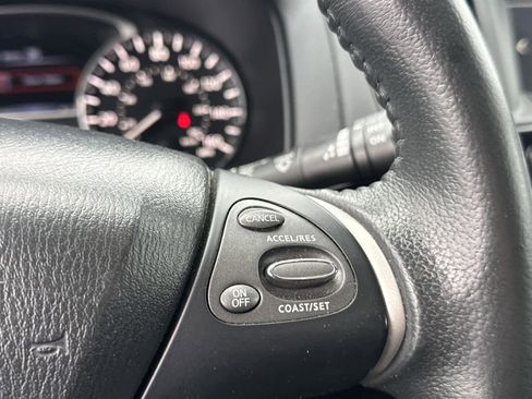 Used 2017 Nissan Pathfinder SV image 21