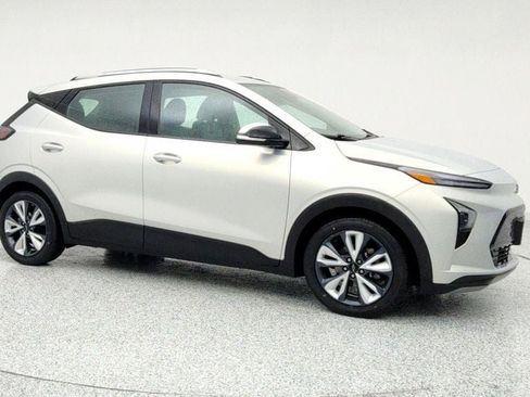 Used 2022 Chevrolet Bolt EUV LT w/ Convenience Package image 3