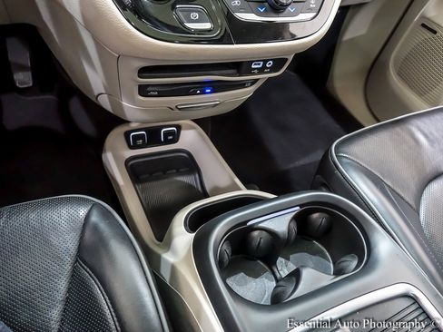 Used 2018 Chrysler Pacifica Limited image 26