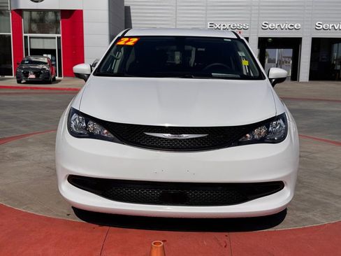 Used 2022 Chrysler Voyager LX image 3