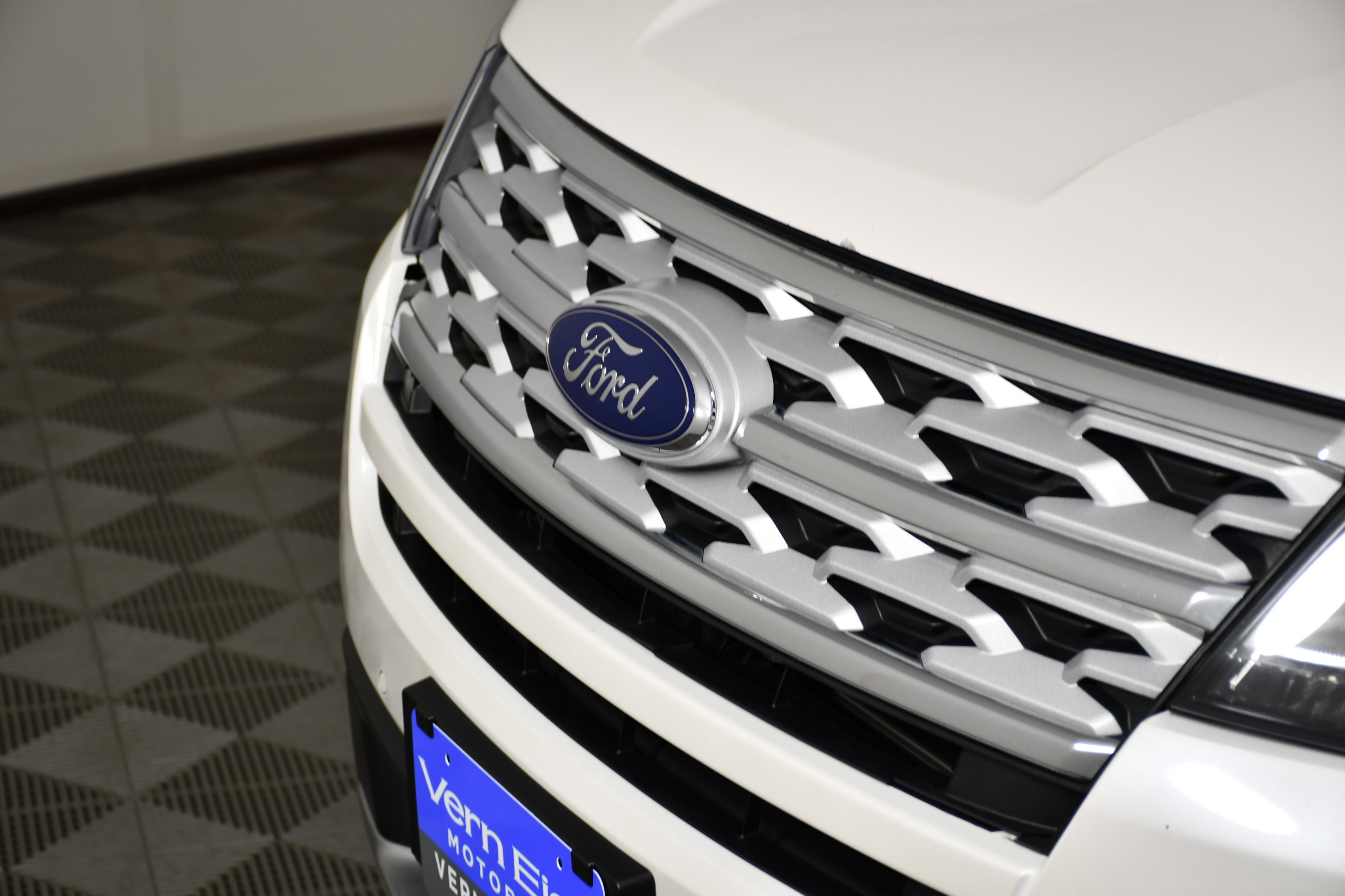 Used 2019 Ford Explorer XLT w/ Equipment Group 202A AWD/4WD image 11