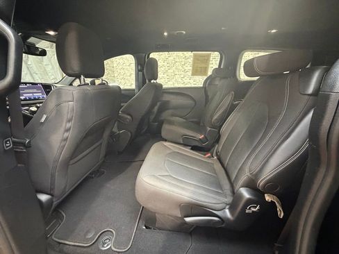 Used 2022 Chrysler Pacifica Touring image 13