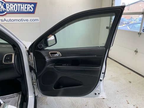 Used 2016 Jeep Grand Cherokee Limited image 27