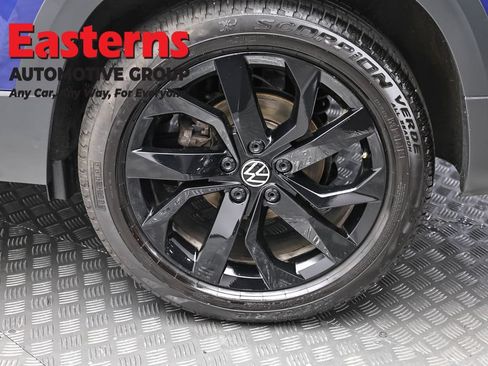 Used 2022 Volkswagen Taos SE w/ Panoramic Sunroof Package FWD image 8