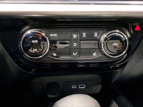 Used 2025 Chevrolet Trax LT w/ LT Convenience Package image 32