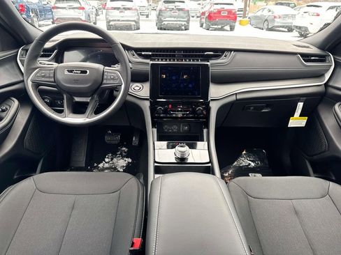 New 2025 Jeep Grand Cherokee Laredo w/ Luxury Tech Group I image 3