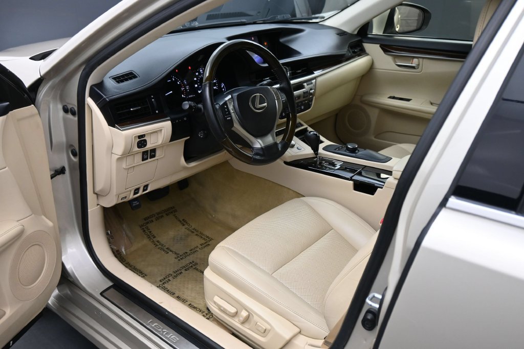 Used 2015 Lexus ES 350 w/ Premium Package FWD image 2