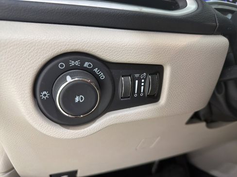 Used 2024 Chrysler Pacifica Touring-L image 12