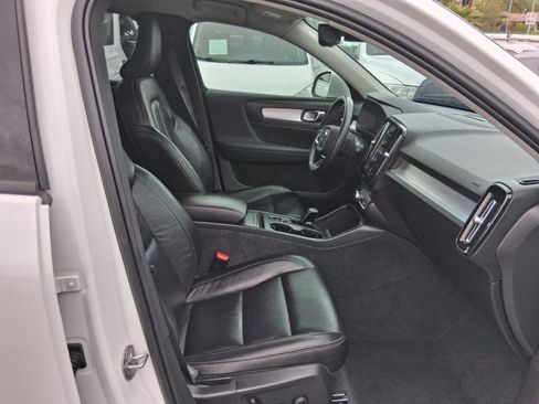 Used 2022 Volvo XC40 T5 Momentum AWD/4WD image 9