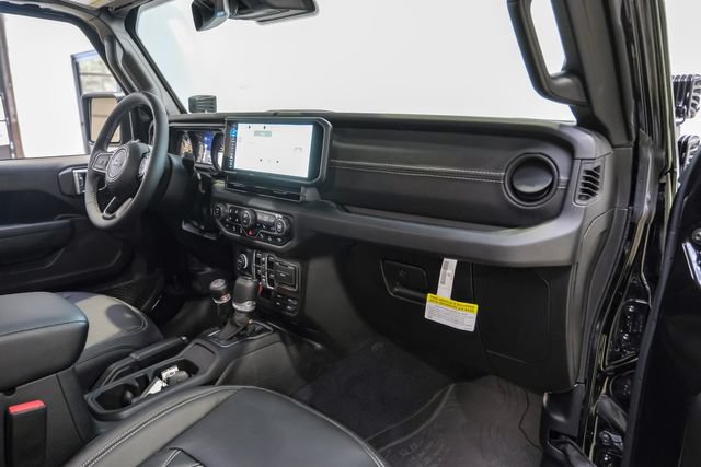 Used 2025 Jeep Gladiator Sport AWD/4WD image 14