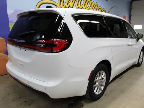 Used 2024 Chrysler Pacifica Touring-L FWD image 4