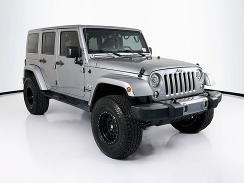 Used 2017 Jeep Wrangler Unlimited Sahara w/ Connectivity Group AWD/4WD image 3