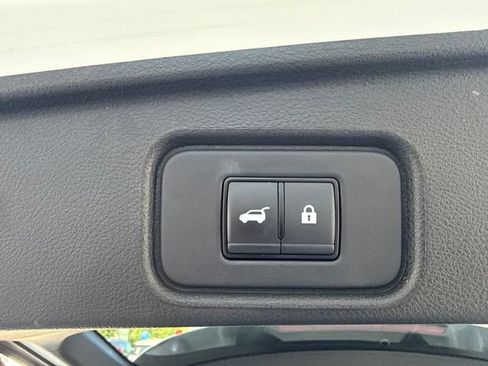 Used 2023 Nissan Pathfinder SV w/ SV Premium Package AWD/4WD image 31
