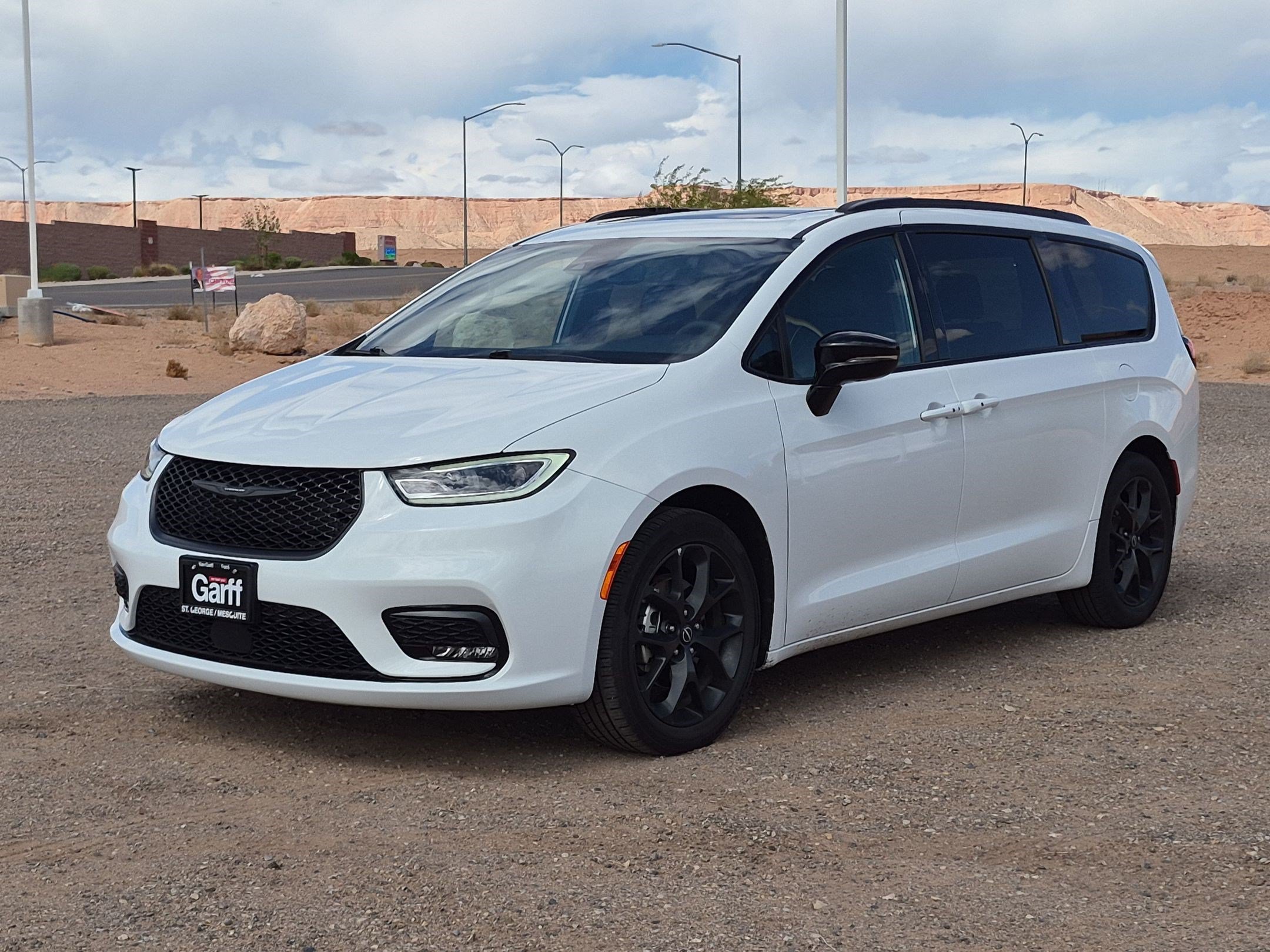 Used 2025 Chrysler Pacifica Limited FWD image 7