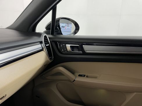 Used 2023 Porsche Cayenne Platinum Edition image 14