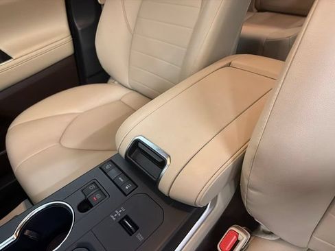 Used 2021 Toyota Highlander XLE FWD image 34