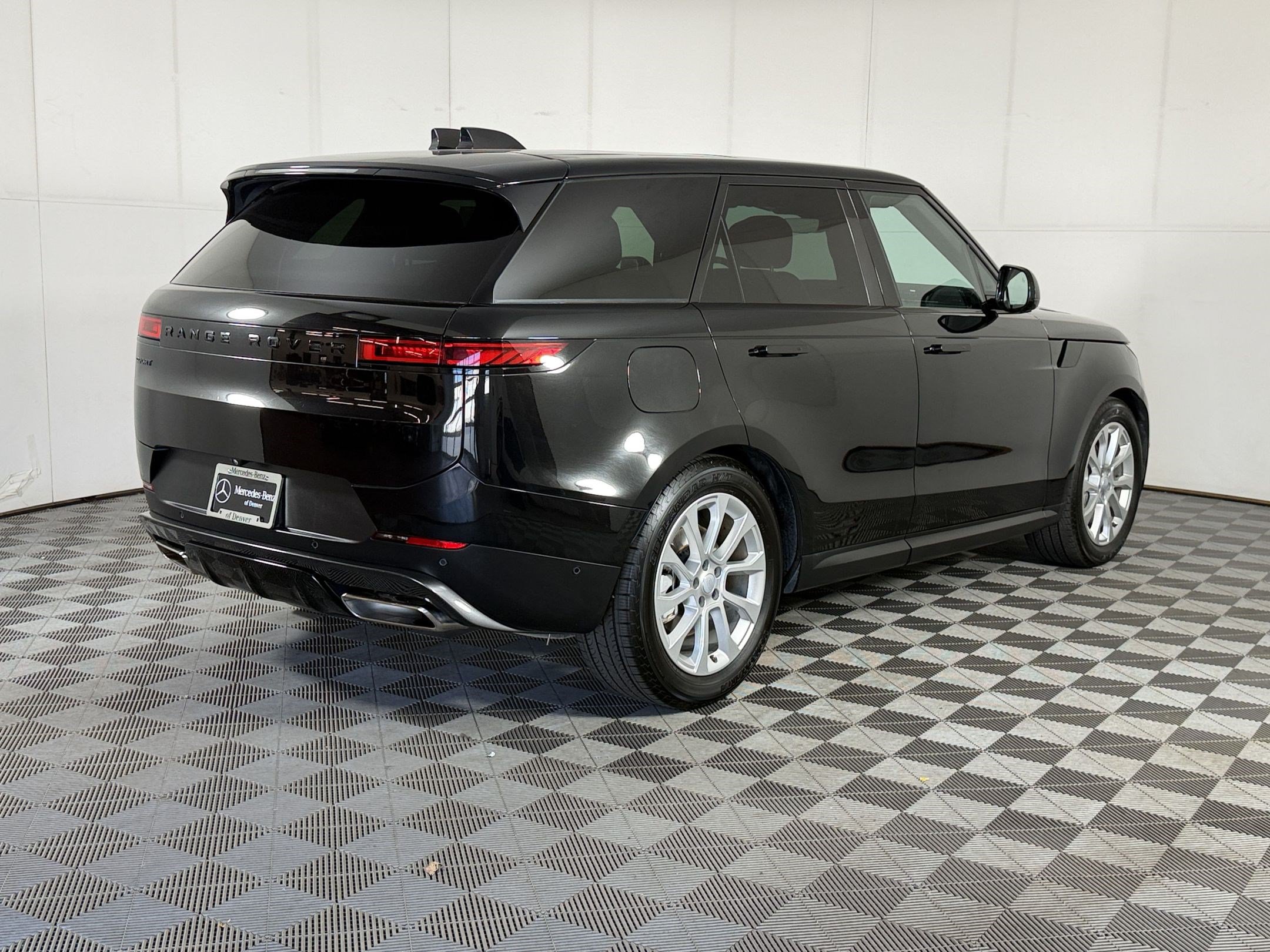 Used 2025 Land Rover Range Rover Sport SE AWD/4WD image 9